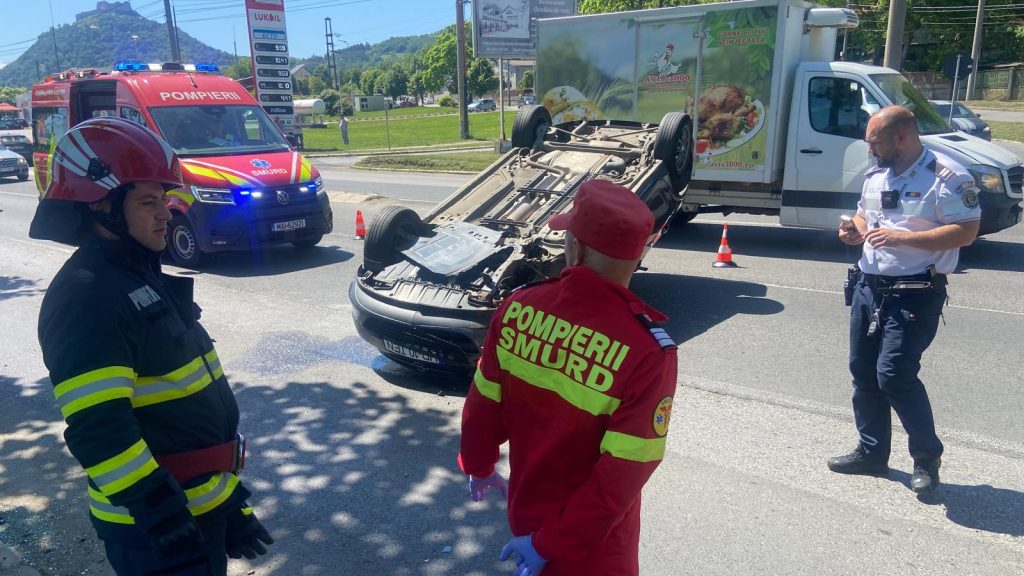 Pompieri și echipaj SMURD intervenind pentru asigurarea măsurilor de siguranță la locul unui accident rutier lângă Deva.