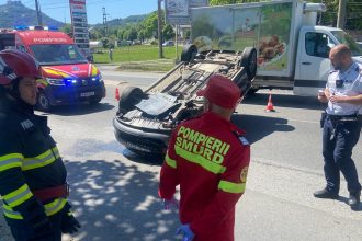 Pompieri și echipaj SMURD intervenind pentru asigurarea măsurilor de siguranță la locul unui accident rutier lângă Deva.