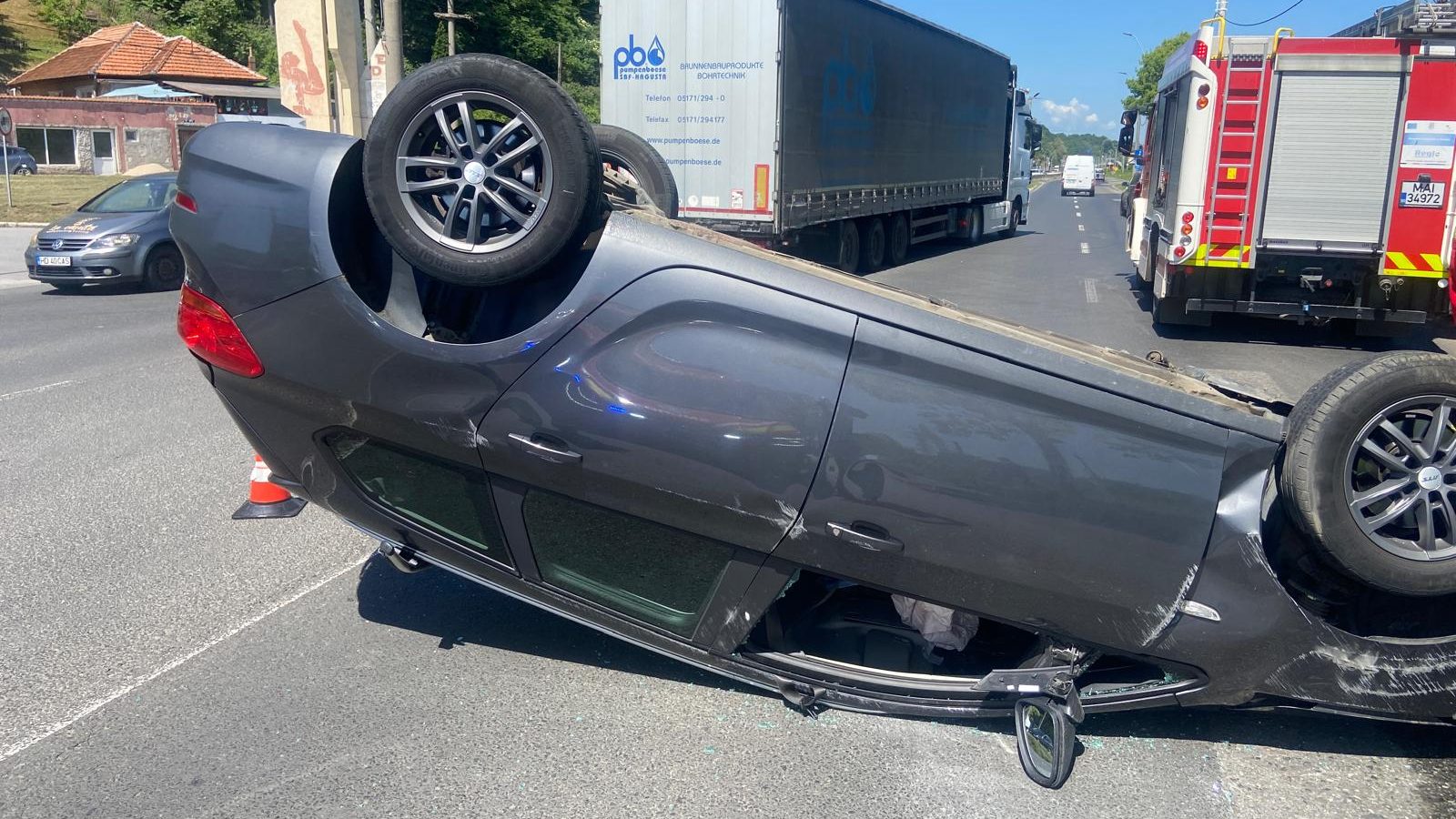 Pompieri și echipaj SMURD intervenind pentru asigurarea măsurilor de siguranță la locul unui accident rutier lângă Deva.