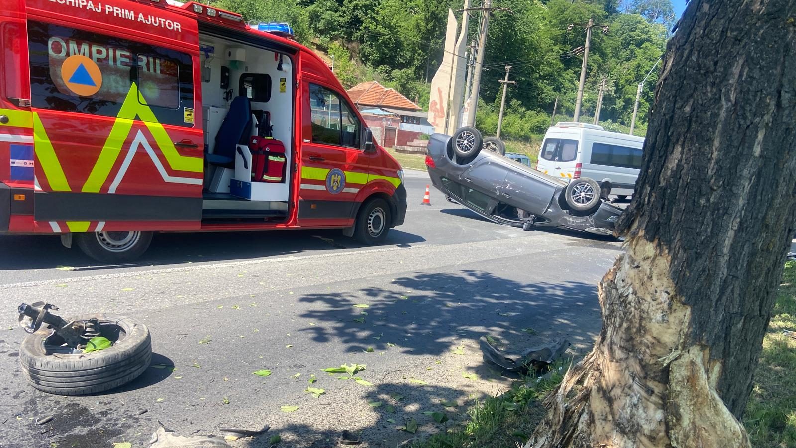 Pompieri și echipaj SMURD intervenind pentru asigurarea măsurilor de siguranță la locul unui accident rutier lângă Deva.