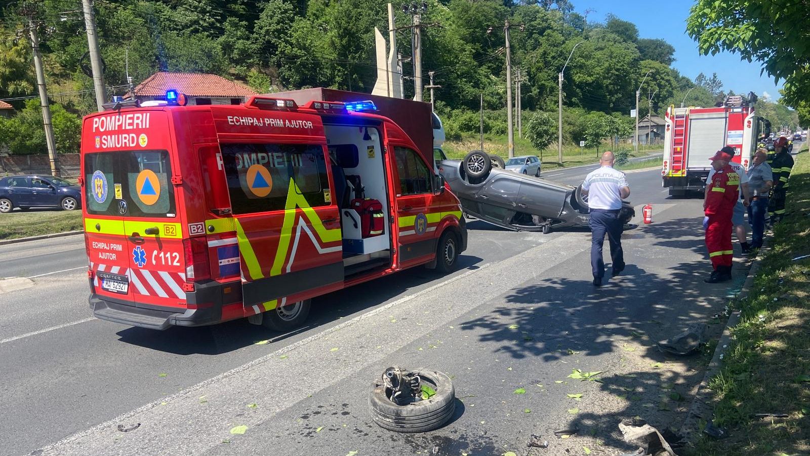 Pompieri și echipaj SMURD intervenind pentru asigurarea măsurilor de siguranță la locul unui accident rutier lângă Deva.