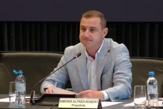 Președintele Consiliului Județean Timiș Alfred Simonis vorbind în cadrul ședinței ordinare despre acordul de transport cu SMTT.