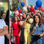 Sute de absolvenți ai Universității de Medicină și Farmacie Victor Babeș în uniforme colorate cântând la serenade în fața spitalului.