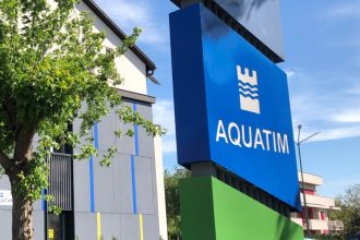 Sediul Centrului de Relații Clienți al companiei Aquatim de pe strada Enric Baader din Timișoara cu ghișeele închise în zi de sărbătoare.