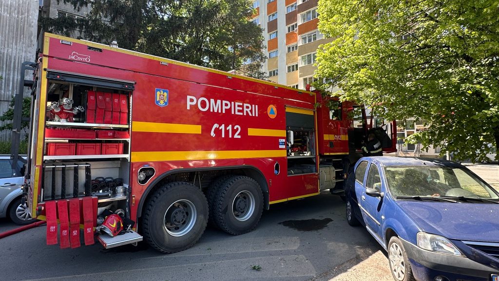 Incendiu violent manifestat la acoperișul și bucătăria unei locuințe de pe strada Dragoș Vodă din Timișoara în urma exploziei unei butelii.