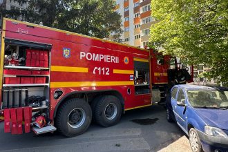 Incendiu violent manifestat la acoperișul și bucătăria unei locuințe de pe strada Dragoș Vodă din Timișoara în urma exploziei unei butelii.