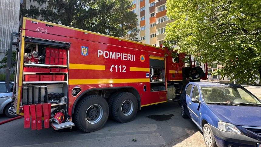 Incendiu violent manifestat la acoperișul și bucătăria unei locuințe de pe strada Dragoș Vodă din Timișoara în urma exploziei unei butelii.