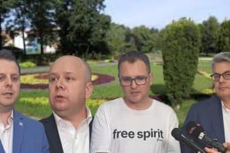 Dispozitiv inteligent smart city pentru măsurarea alergenilor și a calității aerului montat pe un stâlp în Parcul Justiției din Timișoara.