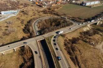 Infrastructura rutieră degradată a Pasajului Slavici Polonă din Timișoara înainte de începerea lucrărilor de reconstrucție integrală.