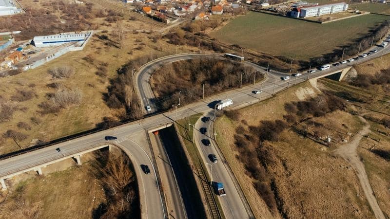 Infrastructura rutieră degradată a Pasajului Slavici Polonă din Timișoara înainte de începerea lucrărilor de reconstrucție integrală.
