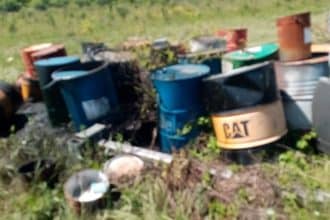 Grămezi de deșeuri și gunoaie abandonate ilegal pe un teren din extravilanul municipiului Lugoj controlat de comisarii de mediu.