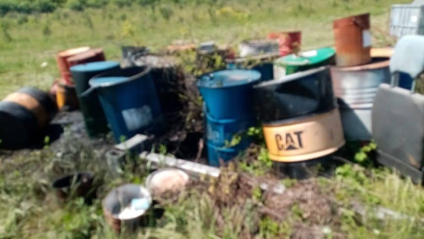 Grămezi de deșeuri și gunoaie abandonate ilegal pe un teren din extravilanul municipiului Lugoj controlat de comisarii de mediu.