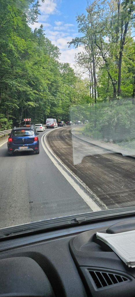 Coloană kilometrică de autoturisme și TIR-uri formate pe drumul național la ieșirea de pe autostrada A1 în zona Margina Coșava.
