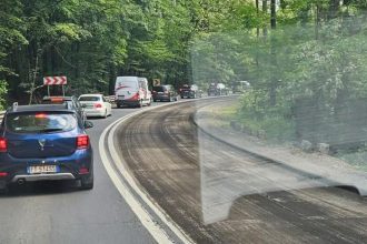 Coloană kilometrică de autoturisme și TIR-uri formate pe drumul național la ieșirea de pe autostrada A1 în zona Margina Coșava.