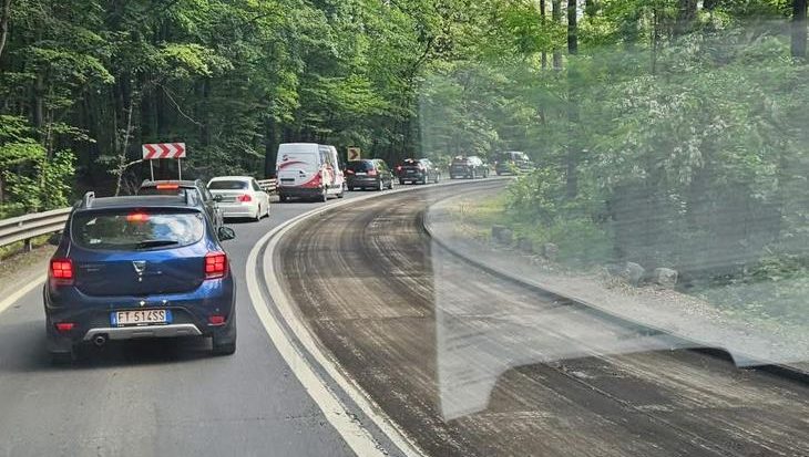 Coloană kilometrică de autoturisme și TIR-uri formate pe drumul național la ieșirea de pe autostrada A1 în zona Margina Coșava.