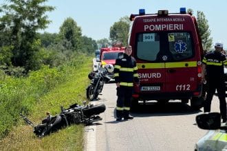 Echipaj medical SMURD pregătind transportul la spital al unui motociclist rănit în accidentul rutier de la ieșirea din Timișoara.