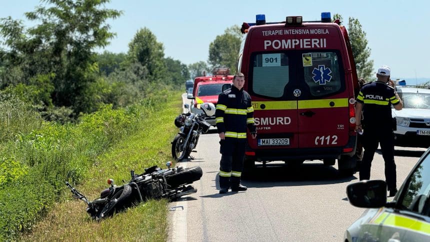 Echipaj medical SMURD pregătind transportul la spital al unui motociclist rănit în accidentul rutier de la ieșirea din Timișoara.