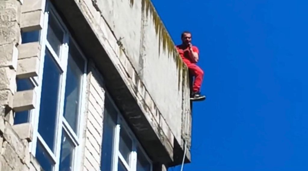 Autospeciale de pompieri și echipaje de poliție care au blocat zona din jurul unei clădiri dezafectate pentru o misiune de salvare.