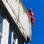 Autospeciale de pompieri și echipaje de poliție care au blocat zona din jurul unei clădiri dezafectate pentru o misiune de salvare.