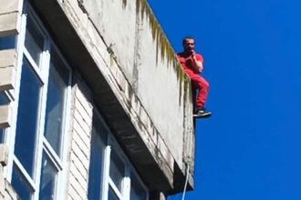 Autospeciale de pompieri și echipaje de poliție care au blocat zona din jurul unei clădiri dezafectate pentru o misiune de salvare.