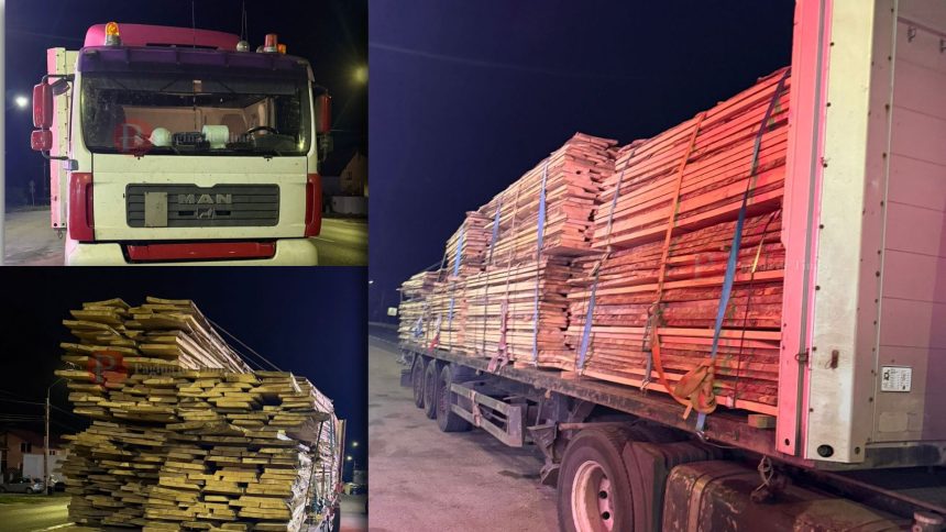 Camion de mare tonaj încărcat cu bușteni oprit pentru control de echipajele de poliție pe marginea drumului național în Timiș.