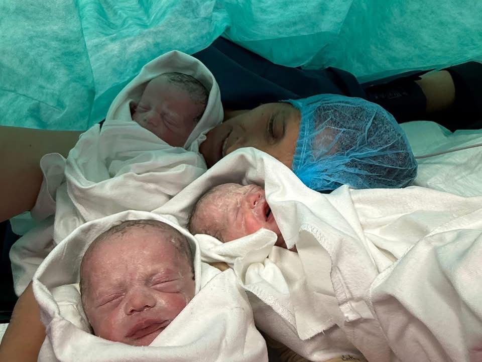 Medicii neonatologi și asistentele de la Maternitatea Bega din Timișoara îngrijind cei trei băieți tripleți născuți la 35 de săptămâni.
