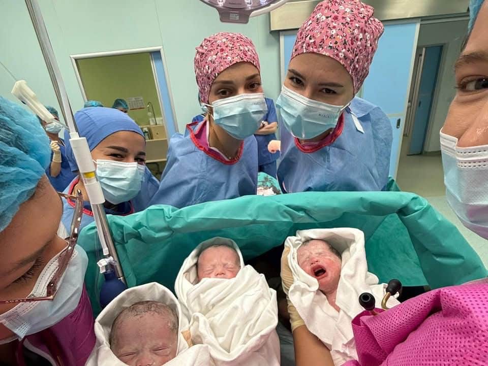 Medicii neonatologi și asistentele de la Maternitatea Bega din Timișoara îngrijind cei trei băieți tripleți născuți la 35 de săptămâni.