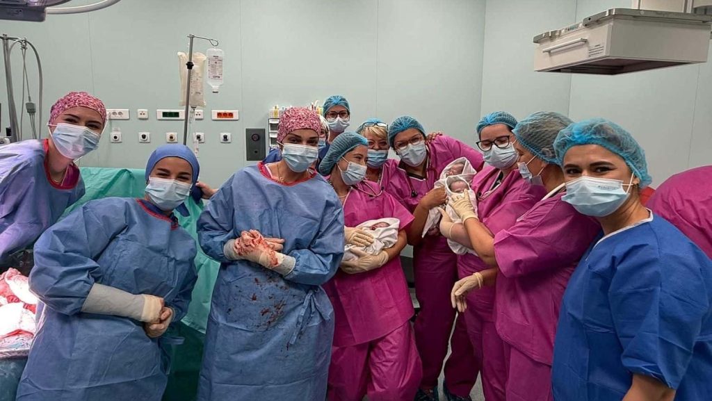 Medicii neonatologi și asistentele de la Maternitatea Bega din Timișoara îngrijind cei trei băieți tripleți născuți la 35 de săptămâni.