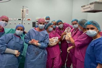 Medicii neonatologi și asistentele de la Maternitatea Bega din Timișoara îngrijind cei trei băieți tripleți născuți la 35 de săptămâni.