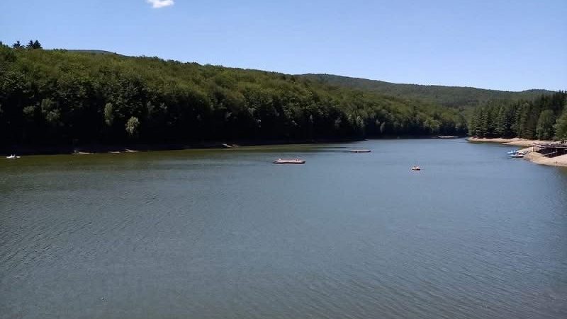 Vedere panoramică cu lacul de acumulare Trei Ape și barajul hidrotehnic înainte de începerea lucrărilor de golire.