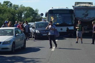Autobuz de transport public și camion de mare tonaj implicate într-o coliziune în lanț alături de trei autoturisme pe podul din Șag.