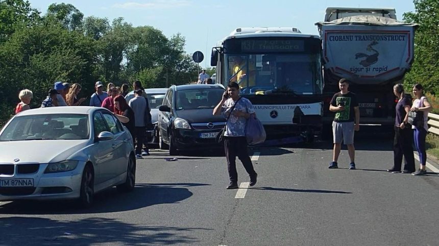 Autobuz de transport public și camion de mare tonaj implicate într-o coliziune în lanț alături de trei autoturisme pe podul din Șag.