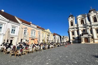 Sediul Primăriei Municipiului Timișoara unde se depun cererile online și fizice pentru avizele de comerț stradal.