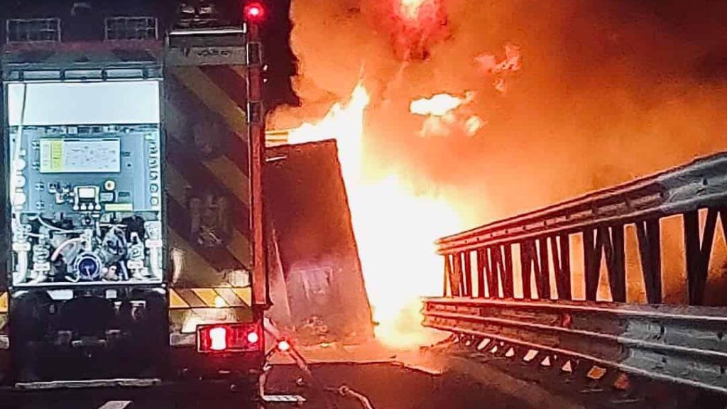 Semiremorcă de autotren transportând componente industriale cuprinsă de un incendiu violent pe timp de noapte pe autostrada A1.