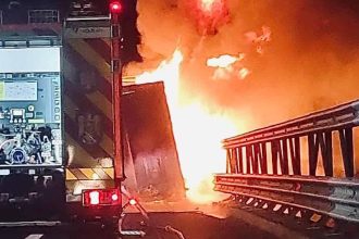 Semiremorcă de autotren transportând componente industriale cuprinsă de un incendiu violent pe timp de noapte pe autostrada A1.