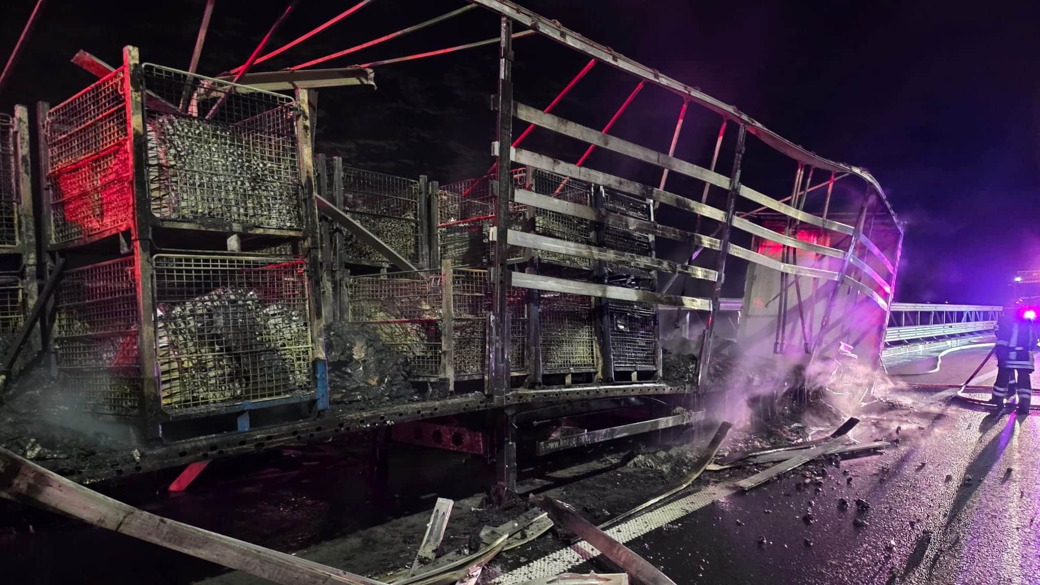 Semiremorcă de autotren transportând componente industriale cuprinsă de un incendiu violent pe timp de noapte pe autostrada A1.