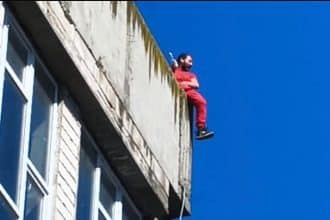 Intrarea principală în secția de urgențe a Spitalului Județean Deva unde a fost tratat tânărul.