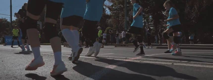 Intrarea în Pasajul Michelangelo din Timișoara complet liberă de mașini în timpul unui eveniment public comunitar.