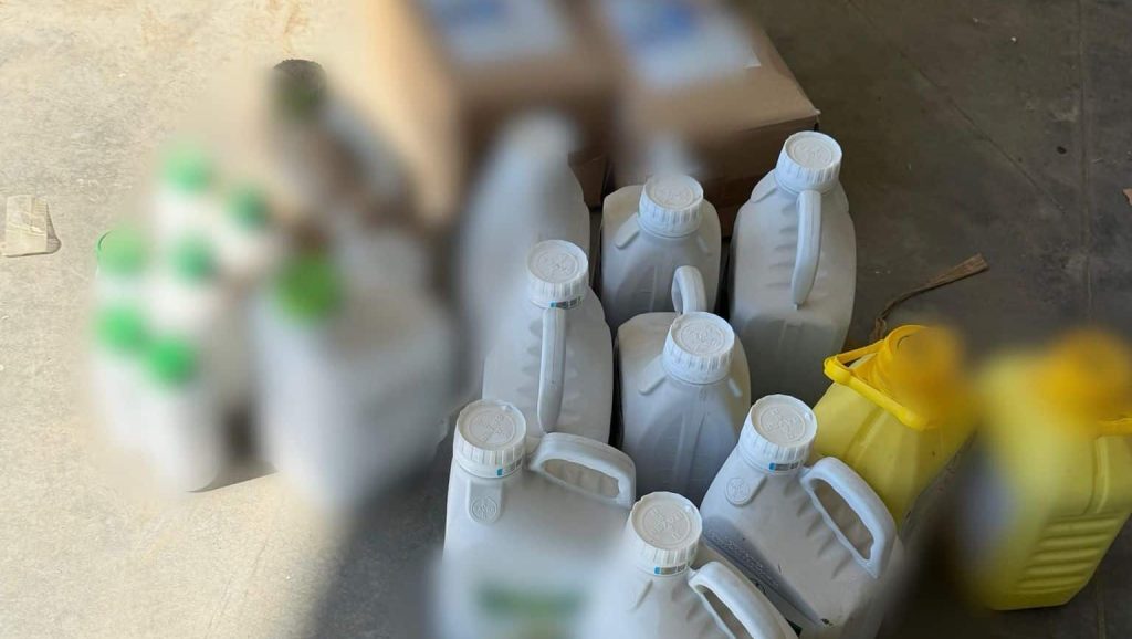 Polițiști din cadrul Inspectoratului de Poliție Județean Timiș efectuând controale la o societate comercială cu profil agricol.