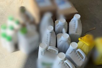 Polițiști din cadrul Inspectoratului de Poliție Județean Timiș efectuând controale la o societate comercială cu profil agricol.