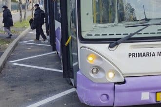 Stație de transport în comun de pe marginea drumului principal din localitatea Giarmata înaintea aplicării restricțiilor rutiere.