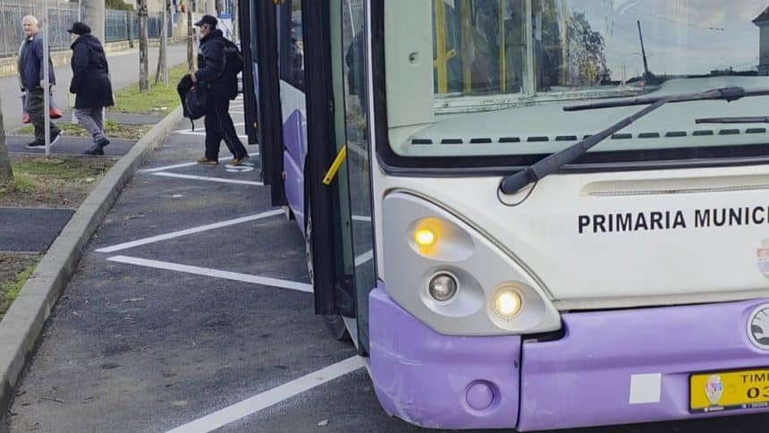 Stație de transport în comun de pe marginea drumului principal din localitatea Giarmata înaintea aplicării restricțiilor rutiere.