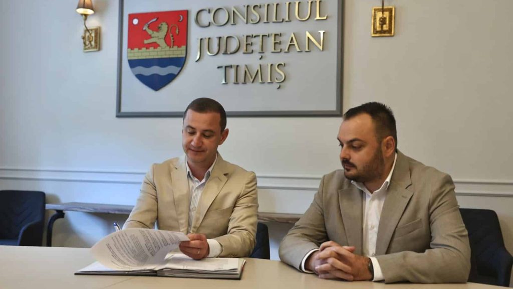 Conducerea Consiliului Județean Timiș și primarii localităților semnând documentele oficiale pentru alocarea fondurilor publice.