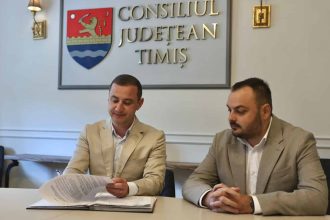 Conducerea Consiliului Județean Timiș și primarii localităților semnând documentele oficiale pentru alocarea fondurilor publice.