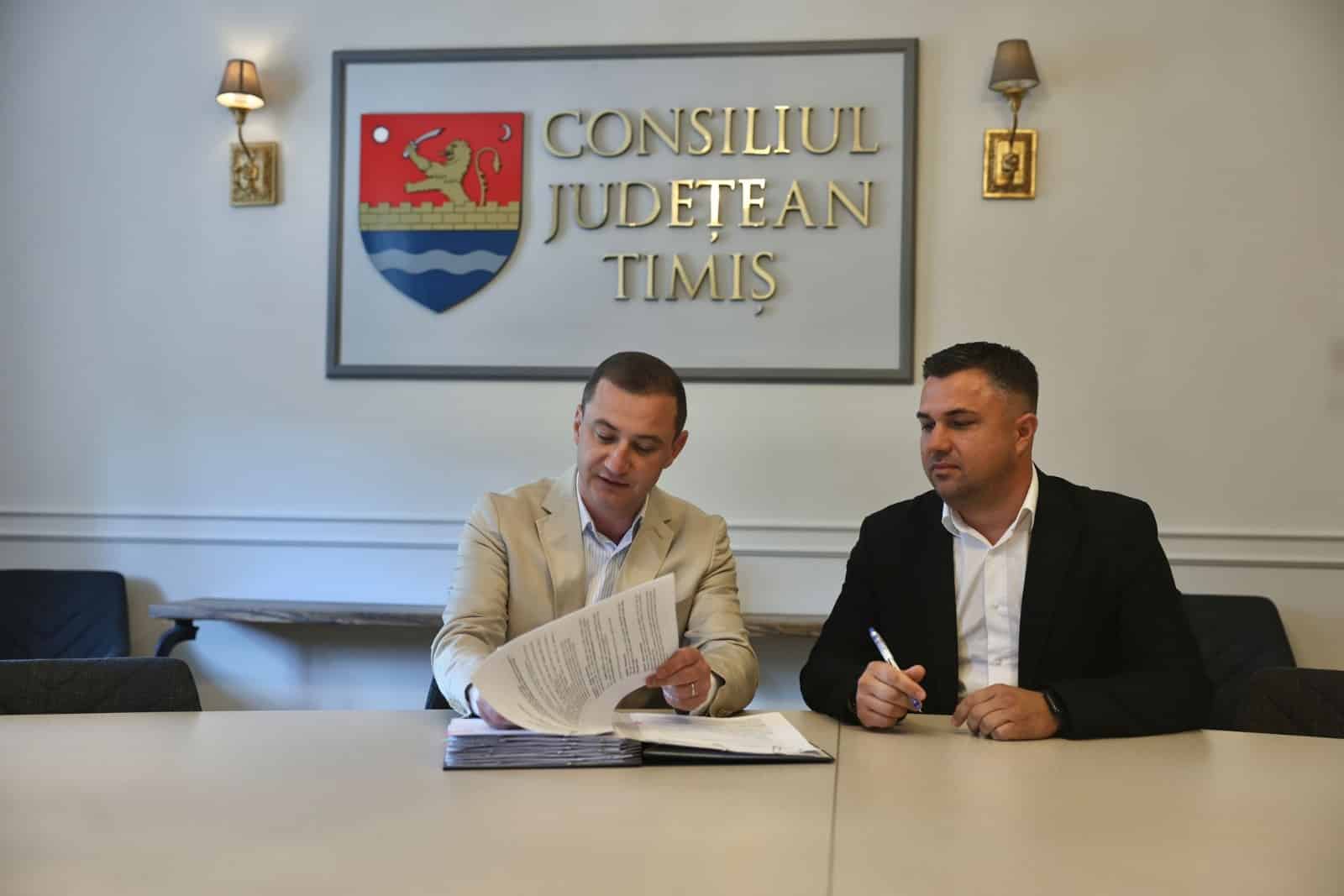 Conducerea Consiliului Județean Timiș și primarii localităților semnând documentele oficiale pentru alocarea fondurilor publice.