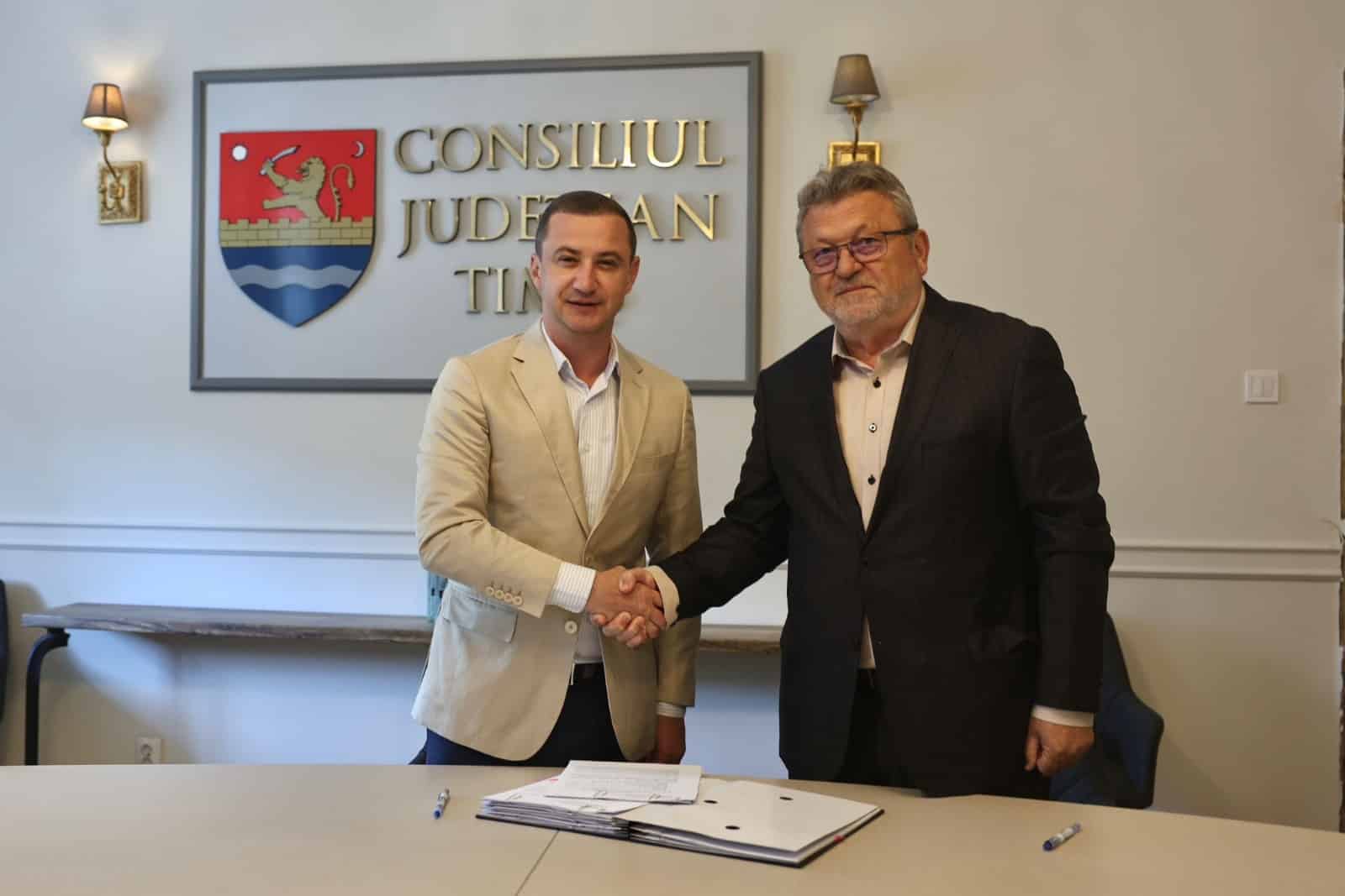 Conducerea Consiliului Județean Timiș și primarii localităților semnând documentele oficiale pentru alocarea fondurilor publice.