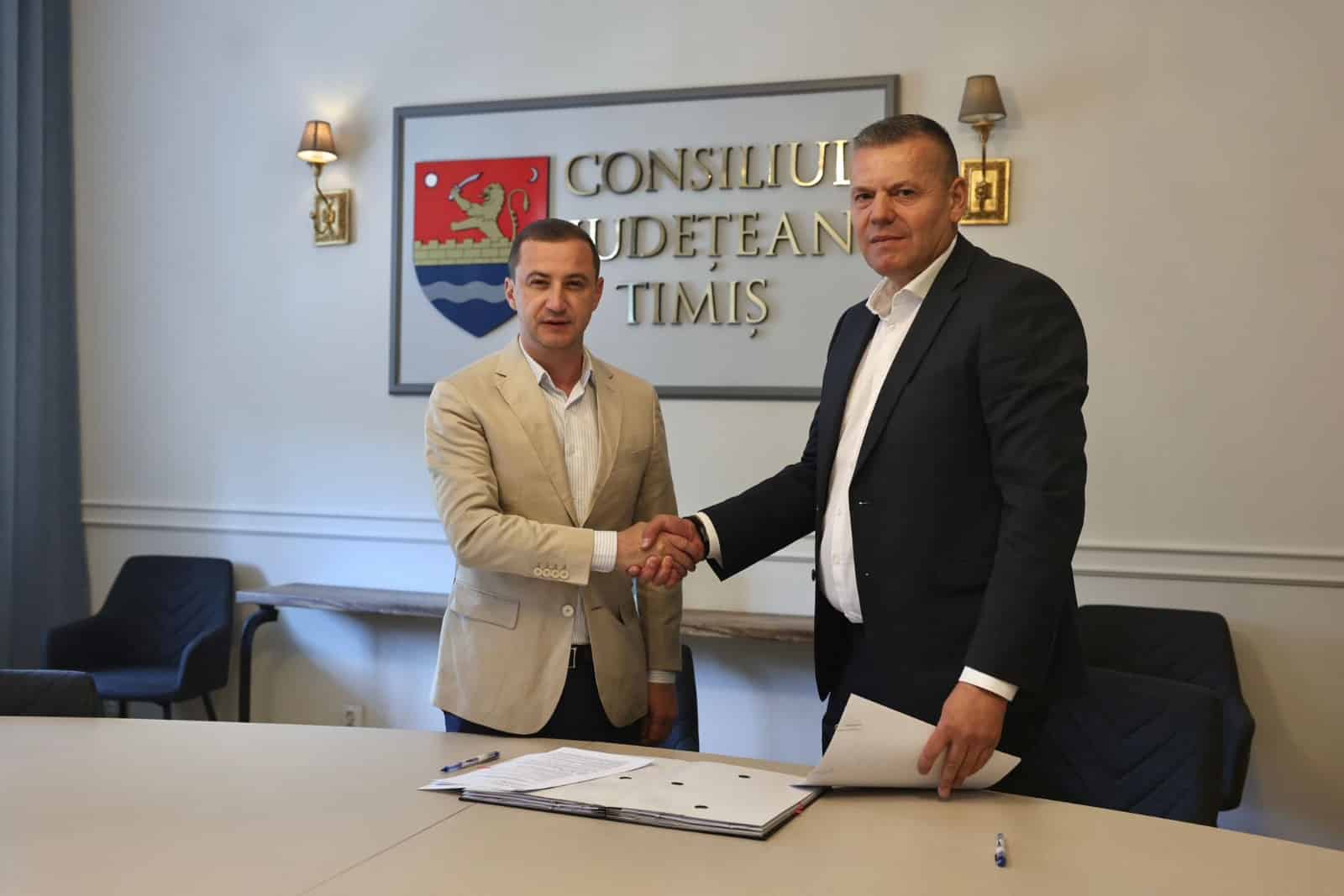 Conducerea Consiliului Județean Timiș și primarii localităților semnând documentele oficiale pentru alocarea fondurilor publice.