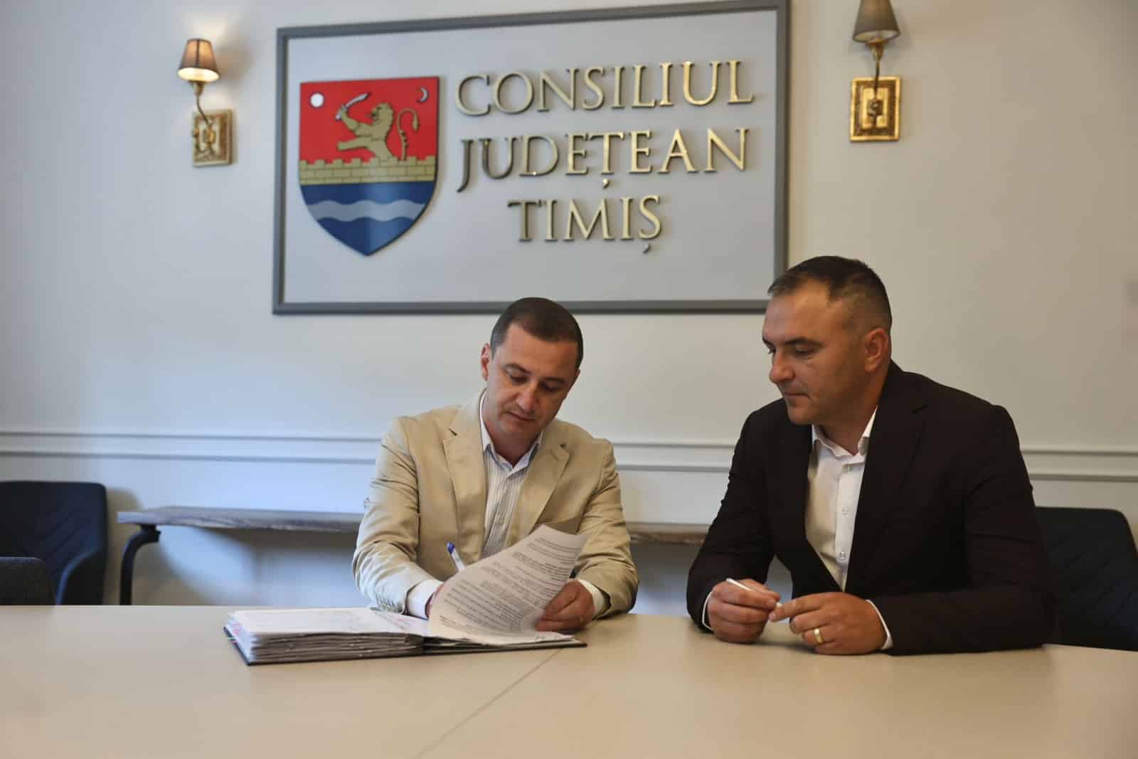 Conducerea Consiliului Județean Timiș și primarii localităților semnând documentele oficiale pentru alocarea fondurilor publice.