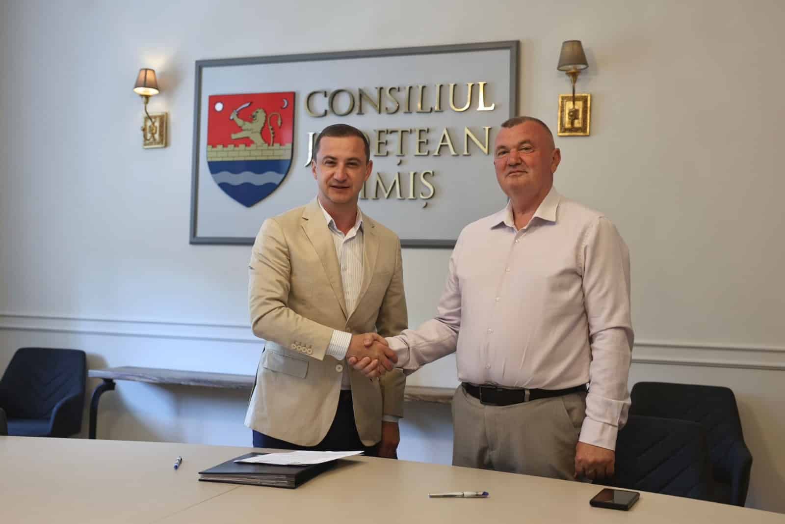 Conducerea Consiliului Județean Timiș și primarii localităților semnând documentele oficiale pentru alocarea fondurilor publice.