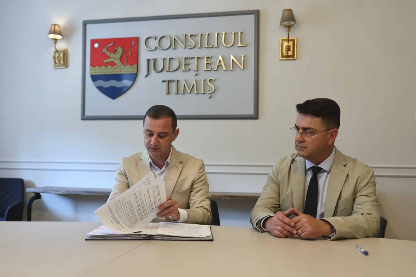 Conducerea Consiliului Județean Timiș și primarii localităților semnând documentele oficiale pentru alocarea fondurilor publice.